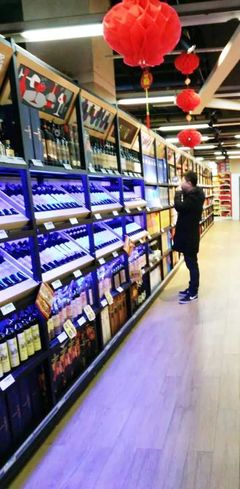六安实体超市酒水贵,一瓶酒线上线下最高差价249元